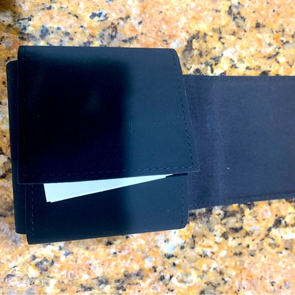 Absolutely gorgeous rate and authentic Chanel velvet box for earrings w/flower - Picture 3 of 9